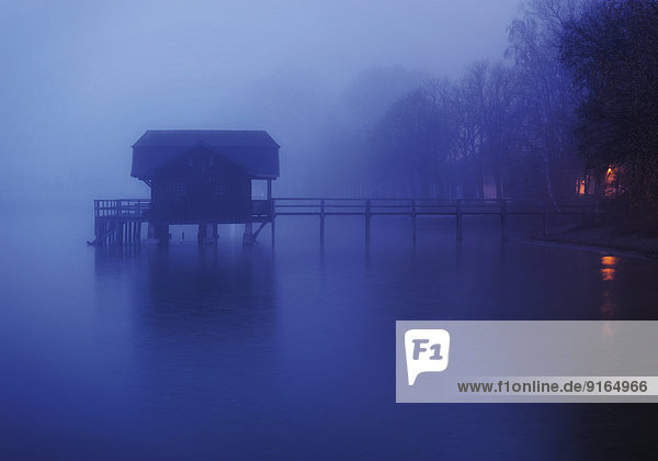 Bootshaus am Ammersee  Deutschland  blaue Stimmung