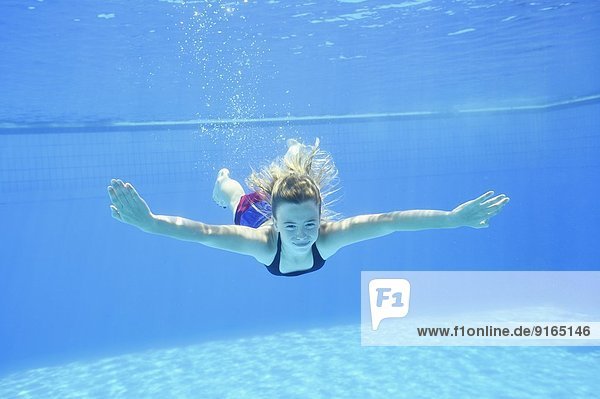 Wasser unterhalb schwimmen Im Freien Mädchen