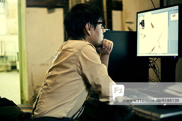 Mari man using computer at desk