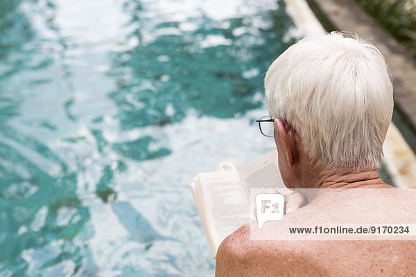 Senior Senioren Europäer Mann Schwimmbad Untersuchung