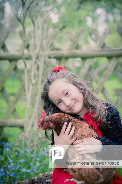 Porträt eines kleinen Mädchens mit Huhn