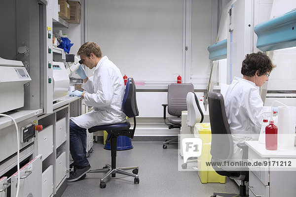 Wissenschaftler in einem biologischen Labor