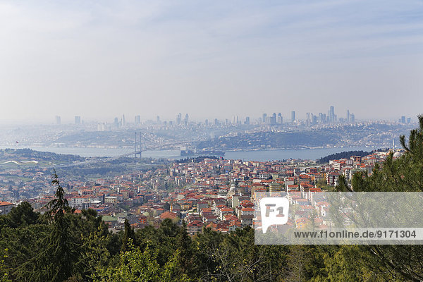 Türkei  Istanbul  Uskudar  Blick von der Bueyuek Camlica oberhalb des Bosporus