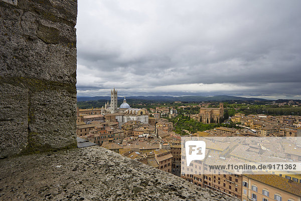 Italien  Toskana  Siena  Blick von Torre del Mangia auf die Kathedrale von Siena