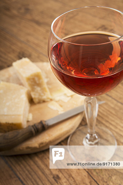Glas Rotwein und Parmesankäse