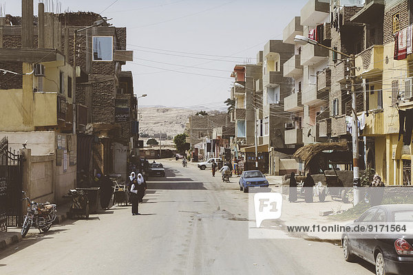 Ägypten  Hurghada  Straße mit Mehrfamilienhäusern