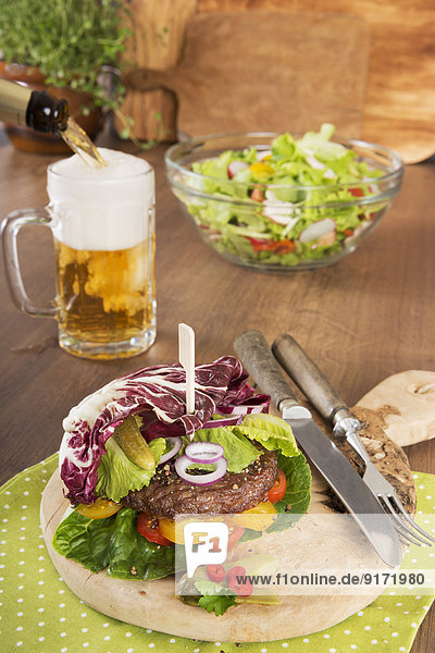 Rindfleischburger und ein Glas Bier