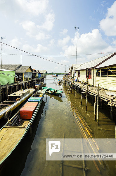 Indonesien  Riau Inseln  Bintan Insel  Fischerdorf  Holzhütten und Fischerboote