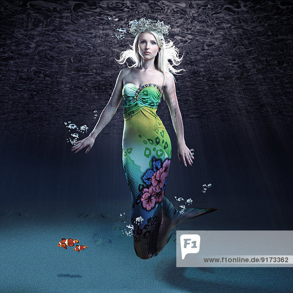 Junge Frau als Meerjungfrau unter Wasser