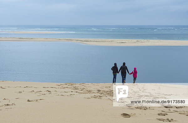 Frankreich  Aquitaine  Gironde  Pyla sur Mer  Dune du Pilat  laufende Mutter mit zwei Kindern auf Sanddüne