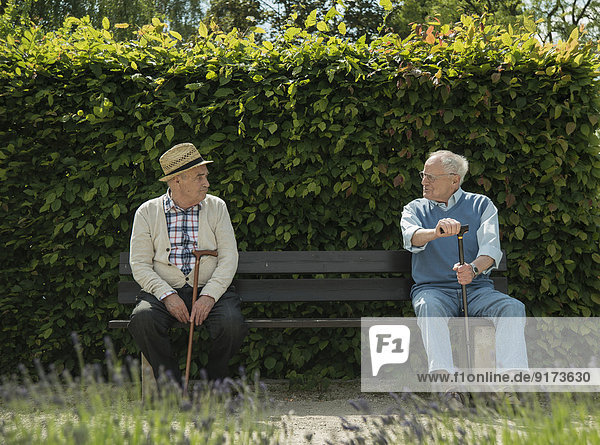 Deutschland  Worms  Zwei alte Freunde sitzen auf der Bank im Park