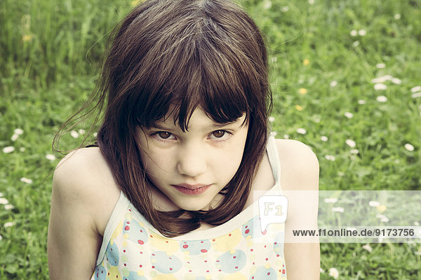 Porträt eines kleinen Mädchens mit schmollendem Mund