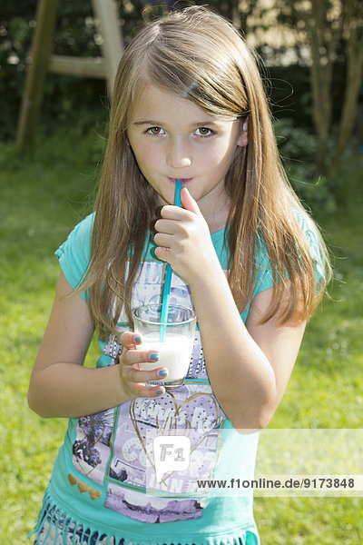Porträt eines Mädchens  das Milch mit Trinkhalm trinkt