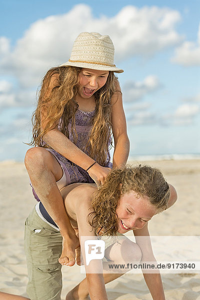 Australien  New South Wales  Pottsville  verspielter Junge und Mädchen am Strand