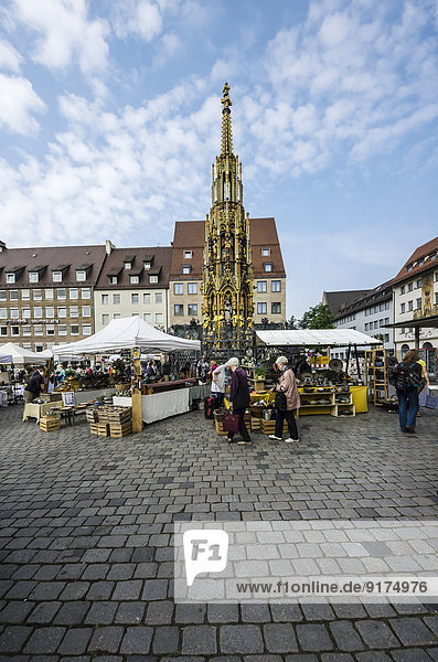 Deutschland  Bayern  Nürnberg  Blick zum Marktplatz mit Marktständen und altem Brunnen