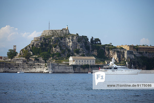 Griechenland  Ionische Inseln  Korfu  Yacht vor der alten Festung