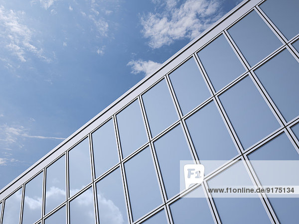 Teil der Glasfassade mit Wolkenreflexion  3D-Rendering
