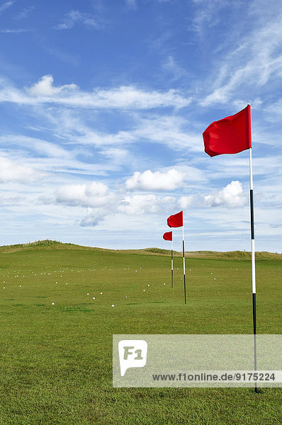 Großbritannien  Schottland  Highlands  Rote Fahnen auf dem Golfplatz