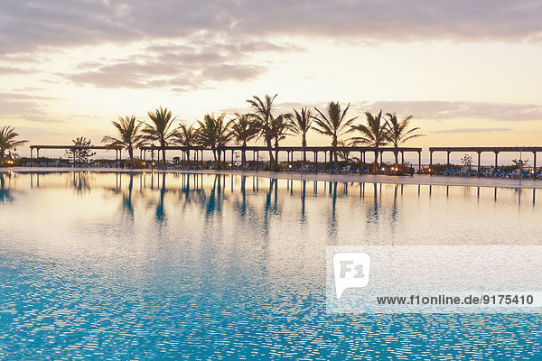 Spanien  Kanarische Inseln  La Palma  Fuencaliente  leeres Schwimmbad eines Hotels