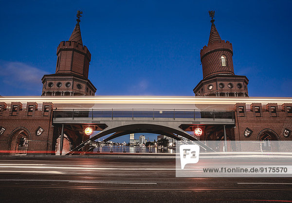 Deutschland  Berlin  Friedrichshain-Kreuzberg  Oberbaumbrücke  Lichtspur