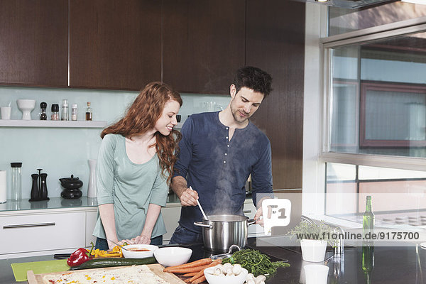 Porträt eines jungen Paares beim gemeinsamen Kochen