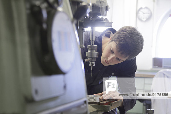 Deutschland  Junge Mechaniker in der Handwerkswerkstatt
