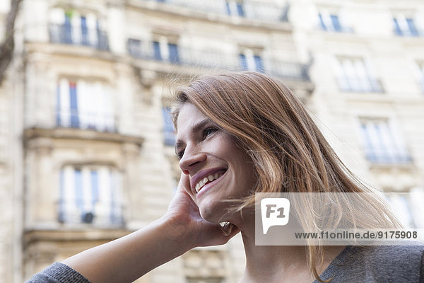 Frankreich  Paris  Porträt einer lächelnden jungen Frau