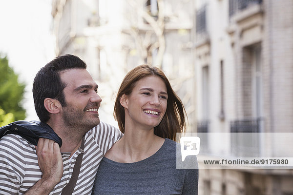 Frankreich  Paris  Porträt des glücklichen Paares mit Spaß