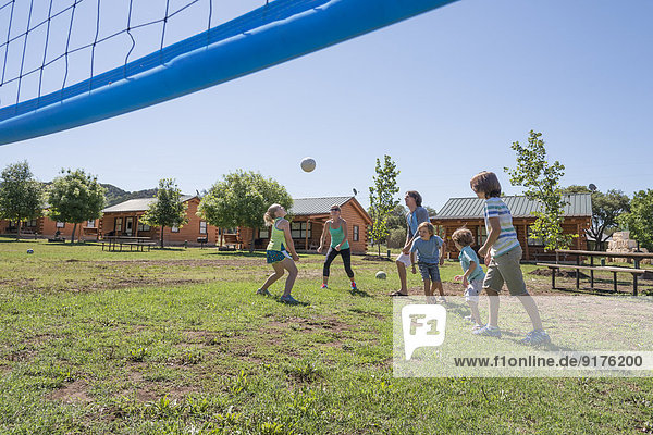 USA  Texas  Familie spielt Volleyball im Gras