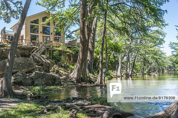 USA  Texas  Villa mit Blick auf den Frio River