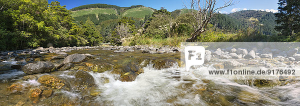 Neuseeland  Nelson  Maitai Valley  Wasser fließt über Felsen im Maitai River