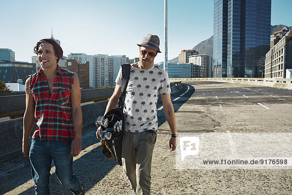Zwei Freunde auf der Straße mit Golftasche