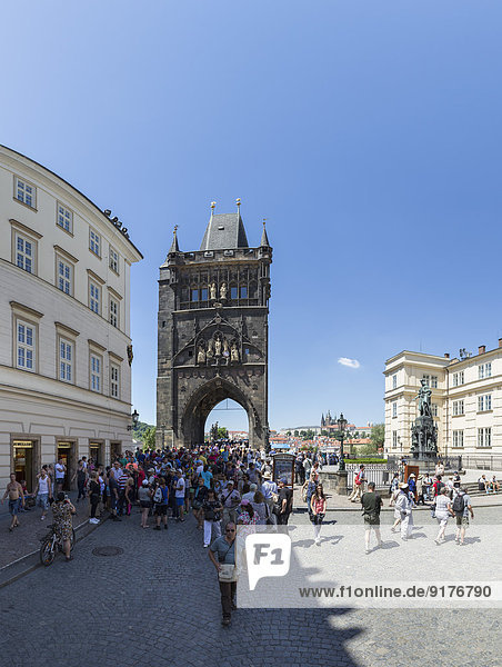 Tschechische Republik  Prag  Ritter vom Kreuzplatz mit Altstadtbrückenturm und neugotischer Statue Karls IV.