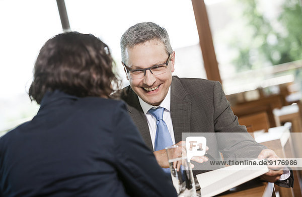 Geschäftsmann und Geschäftsfrau im Gespräch im Restaurant