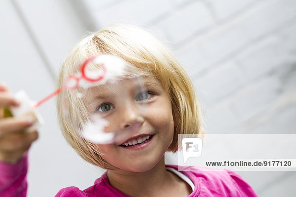 Porträt des kleinen Mädchens  das Seifenblase macht