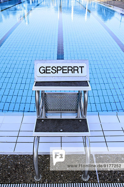 Sprungbrett des Schwimmbades mit Verbotszeichen