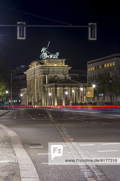 Deutschland  Berlin  Brandenburger Tor bei Nacht  die Kopfsteinpflasterlinie markiert die ehemalige Lage der Berliner Mauer.
