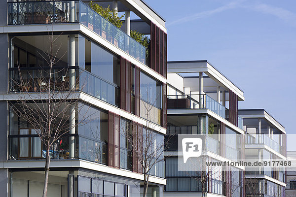 Deutschland Hessen Frankfurt Riedberg Blick auf moderne Mehrfamilienhäuser Teilansicht