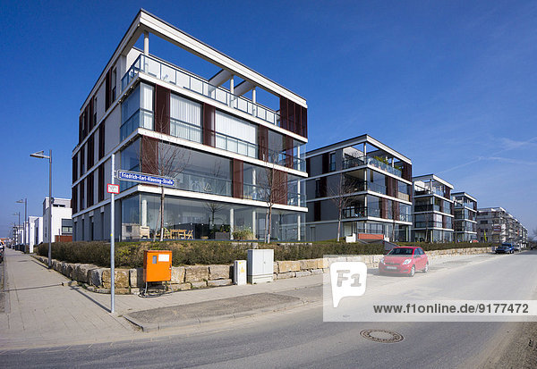 Deutschland  Hessen  Frankfurt Riedberg  Blick auf moderne Mehrfamilienhäuser
