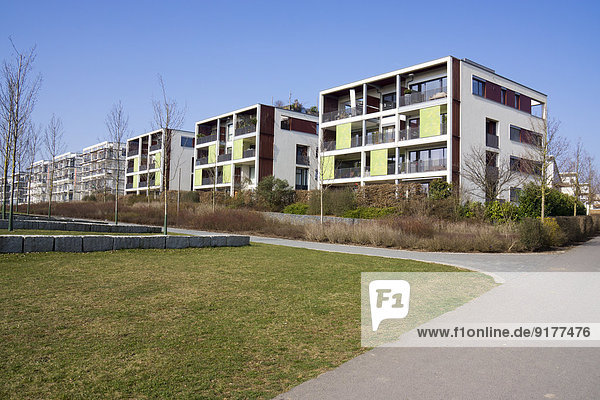 Deutschland  Hessen  Frankfurt Riedberg  Blick auf moderne Mehrfamilienhäuser