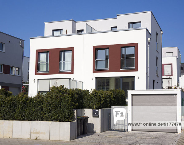 Deutschland  Hessen  Frankfurt Riedberg  Blick auf Doppelhaus mit Garage