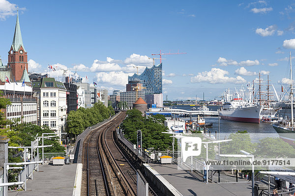 Deutschland  Hamburg  Hamburger Hafen  St. Pauli Piers  Bahnhof  Bahnsteig