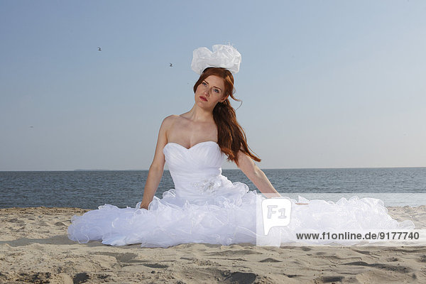 Niederlande  Texel  De Cocksdorp  Frau im Brautkleid am Strand