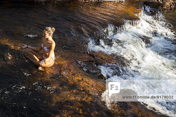 Australien  Litchfield National Park  Frau beim Entspannen im Buley Rockhole