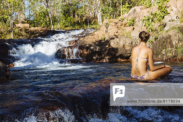 Australien  Litchfield National Park  Frau beim Entspannen im Buley Rockhole