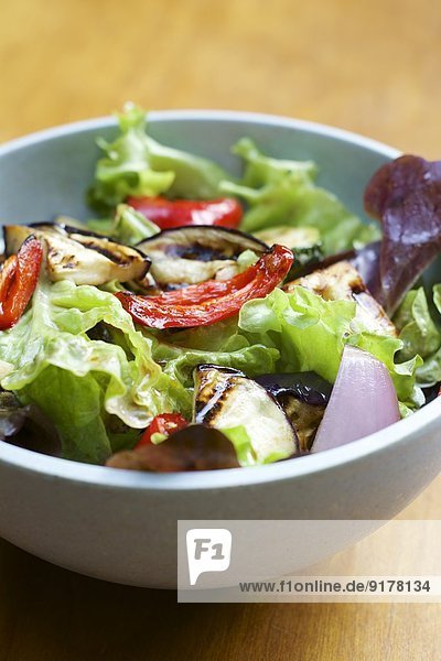 Gemischter Salat mit gegrilltem Gemüse und einer Balsamico-Vinaigrette
