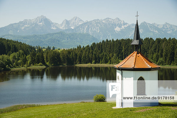 Deutschland  Bayern  Allgäu  Ostallgäu  Kapelle am Hegratsrieder See bei Füssen