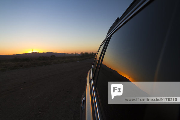 USA,  Arizona,  Spiegelung der Dämmerung am Autofenster