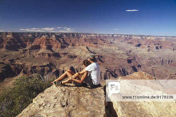 USA  Arizona  Paar mit Blick auf den Grand Canyon