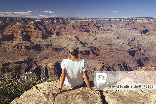 USA  Arizona  Mann genießt die Aussicht auf den Grand Canyon  Rückansicht